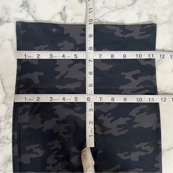 Spanx Look at Me Now Seamless Cropped Leggings Black Gray Camo Size Small - Picture 8 of 14